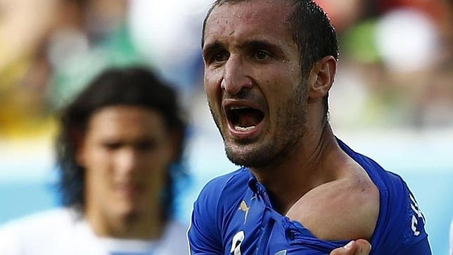 Chiellini, la última víctima del jugador ?caníbal? Luis Suárez