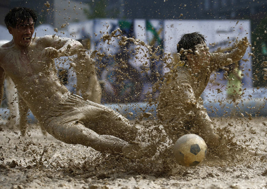 Comienza el torneo de fútbol en barro de Pekín