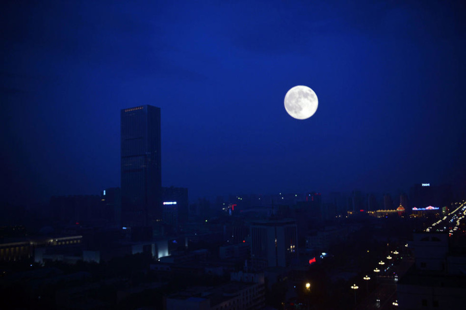 “Súper Luna” en el cielo nocturno