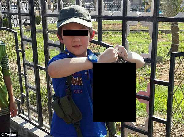 Yihadista obsequia a su hijo de 7 a?os la cabeza de un soldado y cuelga foto en Twitter