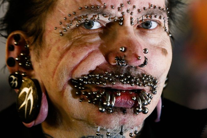 El hombre con más piercings