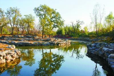 La imagen superior muestra una foto real del jardín Yuangmingyuan. La versión recuperada digital del mismo sitio puede verse en la imagen inferior. [Foto/ Xinhua]