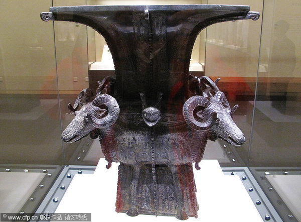 "Cuadrante Zun con cuatro ovejas" perteneciente a la colección del Museo Nacional de China. Esta pieza se utilizaba para los rituales de la dinastía Shang (entre los siglos 11 al 17 AC). En 1938 fue descubierta durante las excavaciones en una colina de la provincia de Hunan. Está reconocido como el mejor ejemplo de trabajo en bronce de toda la historia china. [Foto/PPC] 