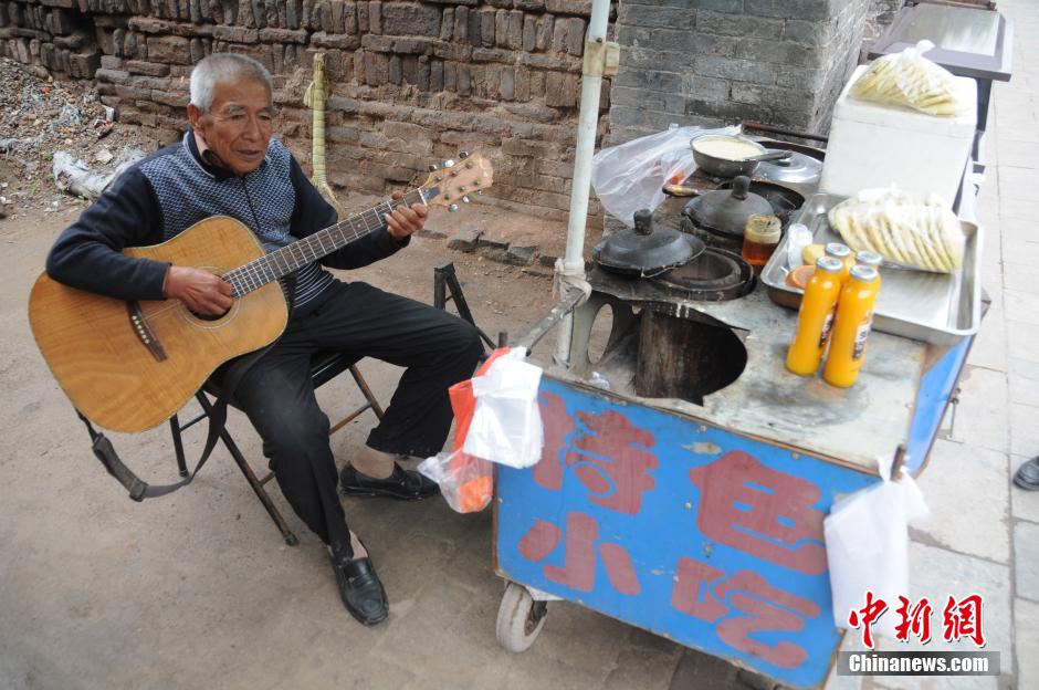 Abuelo con talento ilumina el negocio con sus cuerdas