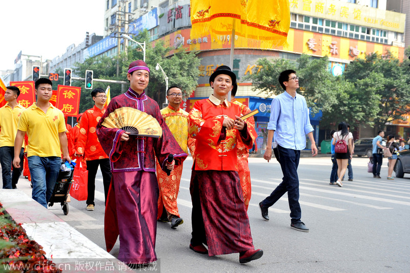 El novio Xu Peng, encabeza la procesión. Xu Peng y Tang Jia celebran su boda dentro de los canones ceremoniales de la dinastía Han. Huaying, Sichuan. [Foto / IC]