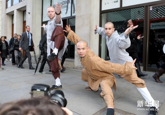 Londres, 10/10/2014(El Pueblo en Línea)- Los discípulos realizan una demostración de artes marciales durante el 3er Festival Cultural de Shaolin en Londres, Gran Breta?a. [Foto / Xinhua] 