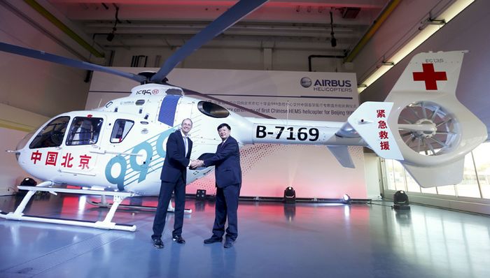 Pekín, 10/10/2014(El Pueblo en Línea)- Wolfgang Schoder, CEO de Helicópteros Airbus (L) y Li Libing, director general de Emergencia Beijing, estrechan las manos delante de un helicóptero bimotor EC135 durante la ceremonia oficial de traspaso en Donauwoerth, Alemania. El EC135 será la primera ambulancia aérea equipada de China. [Foto/Agencias] 