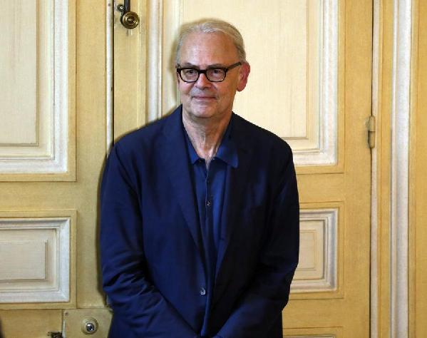 El escritor francés Patrick Modiano asiste a una conferencia de prensa en la editorial Gallimard de París, el 9 de octubre de 2014. 