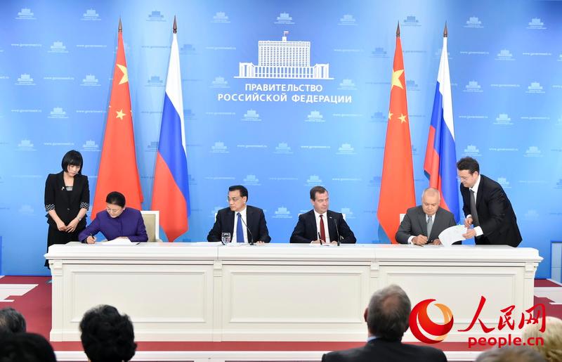 Con la presencia de los primeros ministros de China y Rusia, Li Keqiang y Dimitri Medvedev se firmó el acuerdo de cooperación entre el Diario del Pueblo y la Agencia Rusia Hoy. Rubricaron el documento, Ma Li, editora adjunta del Diario del Pueblo y presidenta de Pueblo en línea y Kiselev, director de la Agencia Rusia Hoy. 