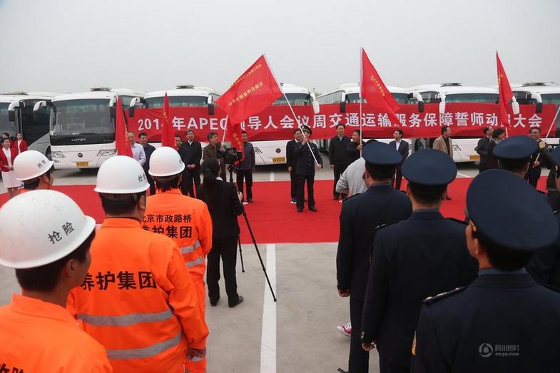 Limusinas Hongqi de casi 1 millón de dólares trasladarán a los líderes del APEC