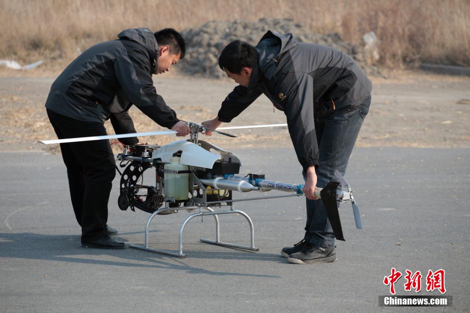 En la foto, el personal está revisando aviones no tripulados. (Foto: Dongliang Wang / Agencias de Noticias de China)