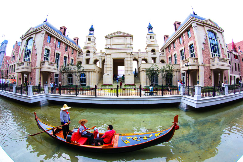 Los visitantes a bordo de una góndola disfrutan del paisaje en el distrito financiero del puerto Este de Dalian, provincia de Liaoning, el 19 de octubre de 2014. 