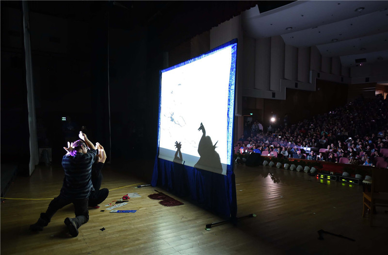 Shen Xiao en un espectáculo de sombras con manos en su estudio en Chengdu, provincia de Sichuan, el 20 de septiembre de 2014. 