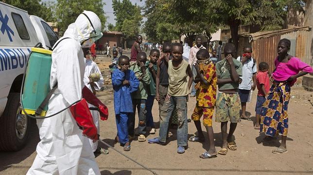 Espa?ola es repatriada desde Mali tras pincharse al tratar a un enfermo de ébola