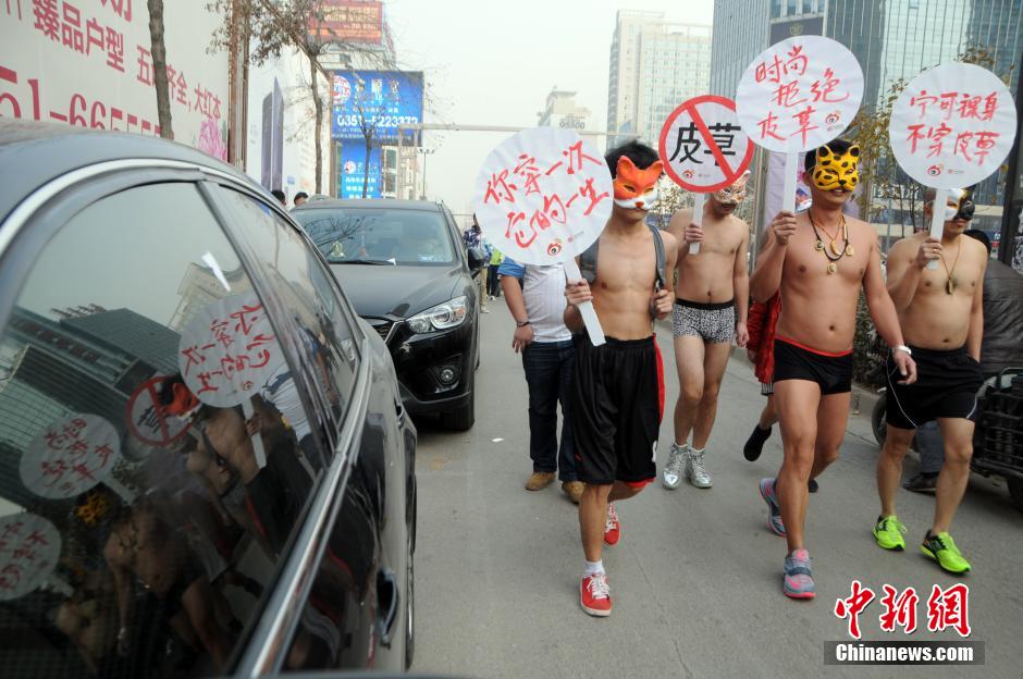 Voluntarios semidesnudos de Shanxi protestan contra negocios de ropas de piel