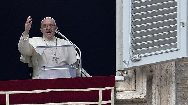 El Papa regala libros de oraciones a los ni?os de Roma