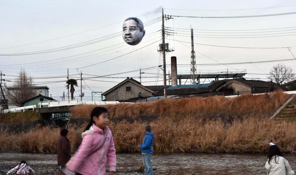 Aparece en el cielo japonés un globo gigante con ¨cara de hombre¨