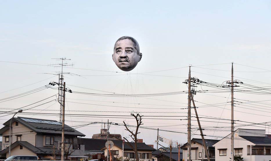 Aparece en el cielo japonés un gigante globo de ¨cara de tío¨