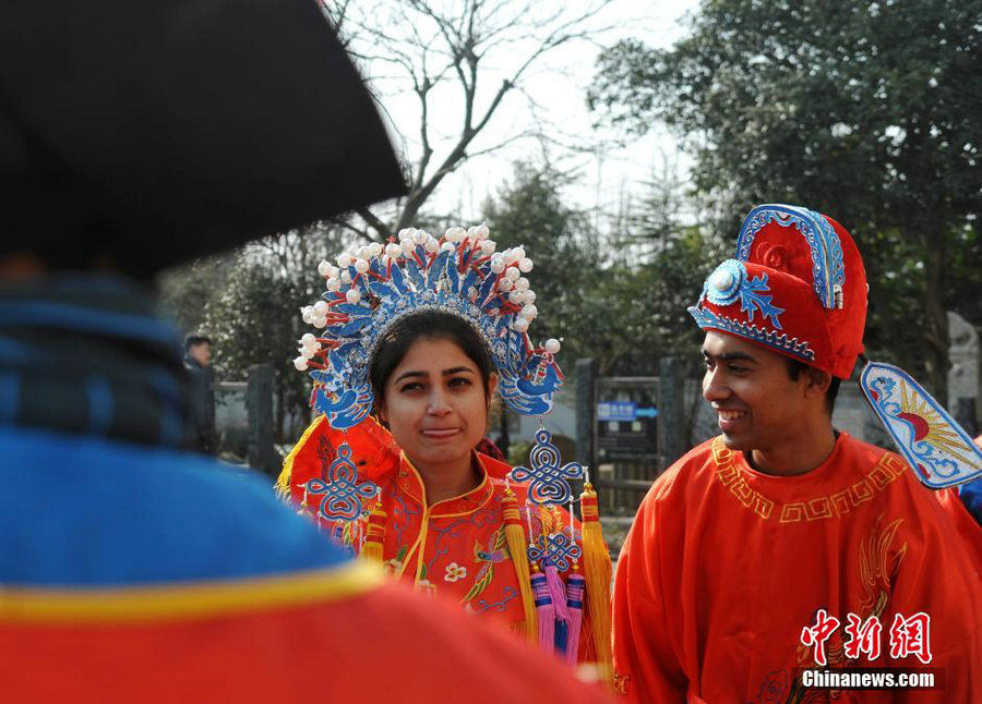 Estudiantes extranjeros participan en una boda de estilo Qing