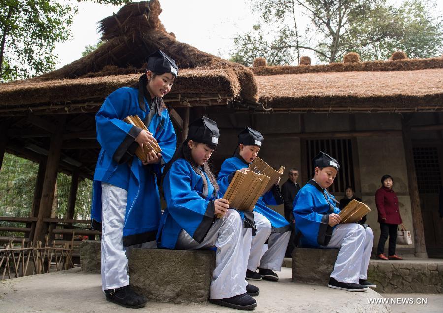 Ciudadanos de Chengdu celebran día de los seres humanos