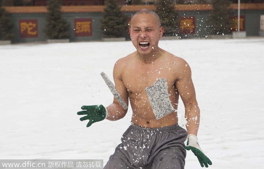 En el templo Wanshou, desafiando las bajas temperaturas y la nieve, un grupo de monjes budistas practicar kung-fu chino. Changchun, Jilin. [Foto: IC]