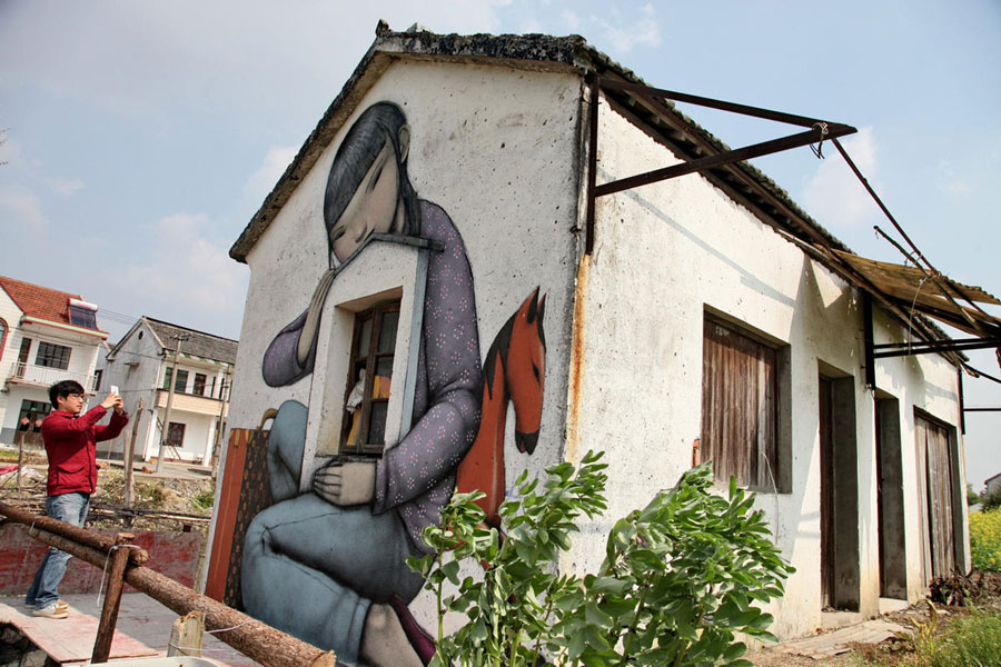 Pintura de Julien Seth Malland en una pared en una aldea del pueblo Fengjing en el distrito Jinshan de Shanghai. [Foto/Xinhua] 