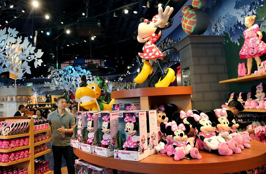  Un trabajador coloca los mu?ecos en la tienda de Disney en Shanghai, el 20 de mayo de 2015. El establecimiento, con una superficie de 5.860 metros cuadrados en el distrito financiero de Lujiazui, abrió sus puertas el miércoles. (Ting Ding/Xinhua)