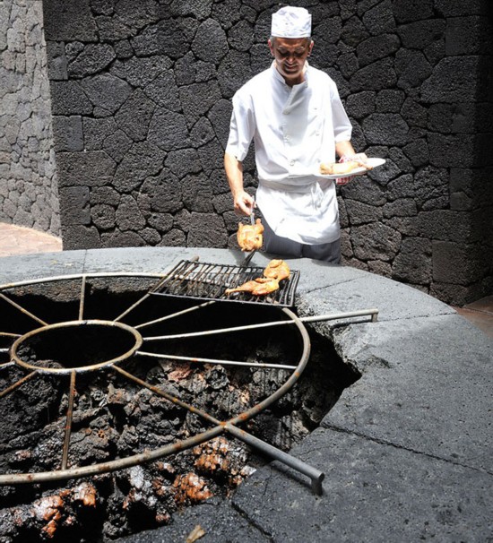 Delicias en la boca del volcán: restaurante espa?ol cocina sus platos con calor de la tierra.