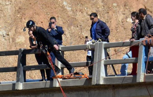 El vicepresidente boliviano y su esposa practican "puenting"