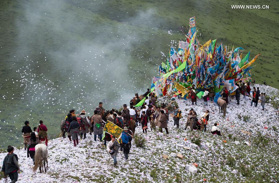 Los tibetanos celebran el Festival de la Quema de Ofrendas