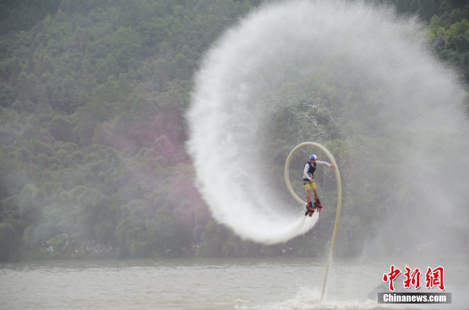 Equipo de esquí acuático acrobático de China representa el "trapecio en el aire" en Sichuan