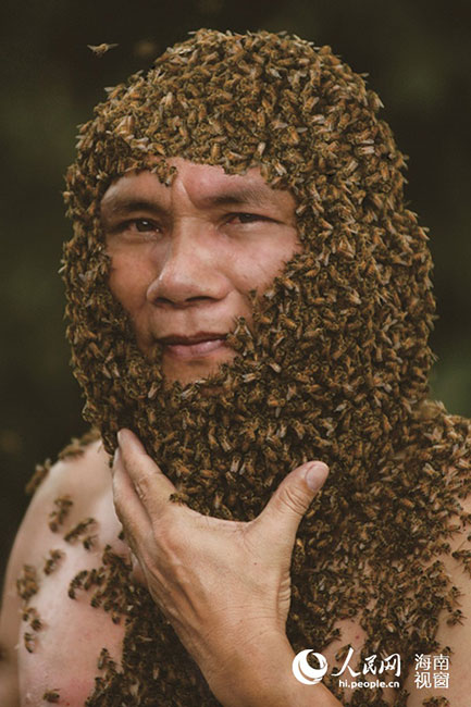 Chen Changzhuo, de casi 70 a?os, ha sido apicultor durante 51 a?os. Lo llaman el maestro de la apicultura en Hainan. (Foto/Pueblo en Línea)