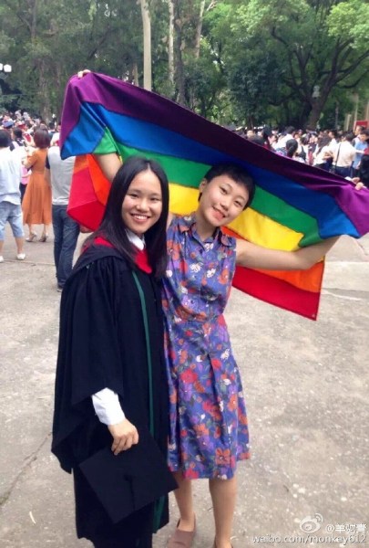 Una estudiante sale del armario
 en su ceremonia de graduación