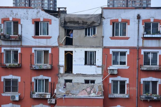 Dos balcones caen de un edificio.