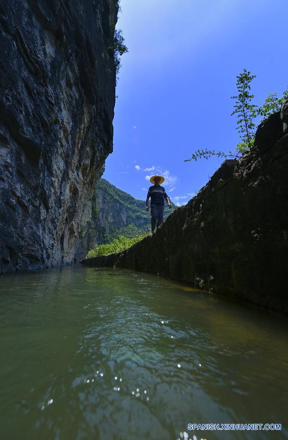 Artificial canal de acueducto en Hubei, China 2