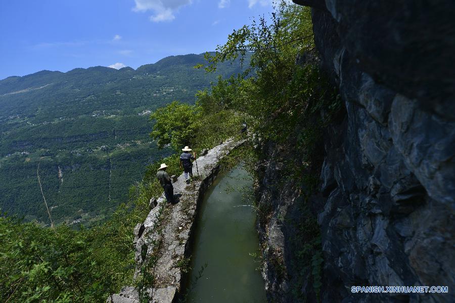 Artificial canal de acueducto en Hubei, China 6