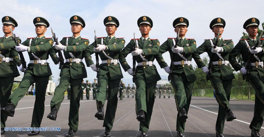 Fotos de entrenamiento para desfile militar de Día de Victoria