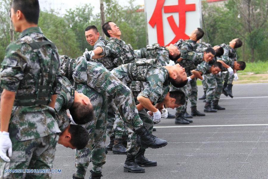 Fotos de entrenamiento para desfile militar de Día de Victoria