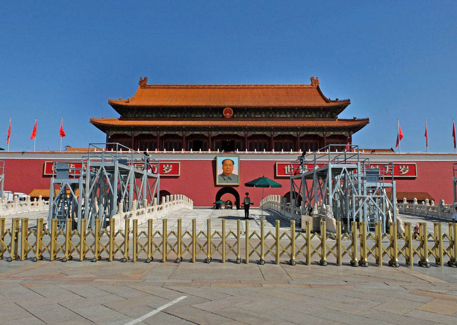 Cielo azul sobre la Plaza de Tiananmen en Pekín el 22 de agosto de 2015. La calidad del aire se situaba en 10 según el índice PM2.5 el sábado, según el Centro de Monitoreo Medioambiental Municipal de Pekín. El azul del cielo dará la bienvenida al próximo desfile militar que marca el 70 o aniversario de la victoria en la guerra de resistencia contra la agresión japonesa, el 3 de septiembre. 