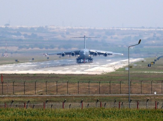 Un conductor perdido conduce por la pista del aeropuerto de Ankara