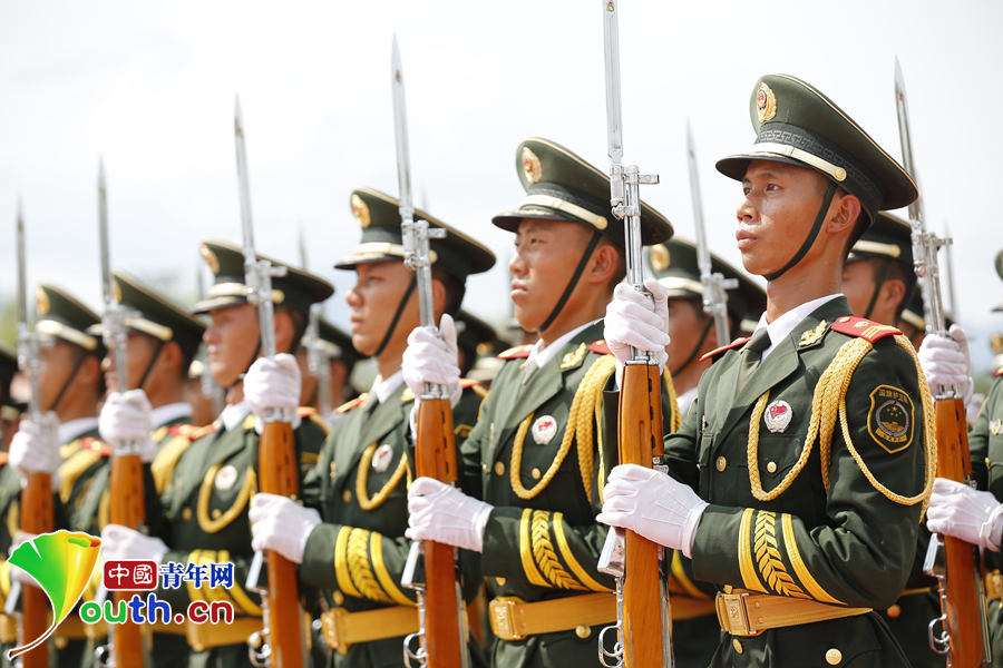 Policía armada china de la formación de la ceremonia de izamiento de bandera nacional