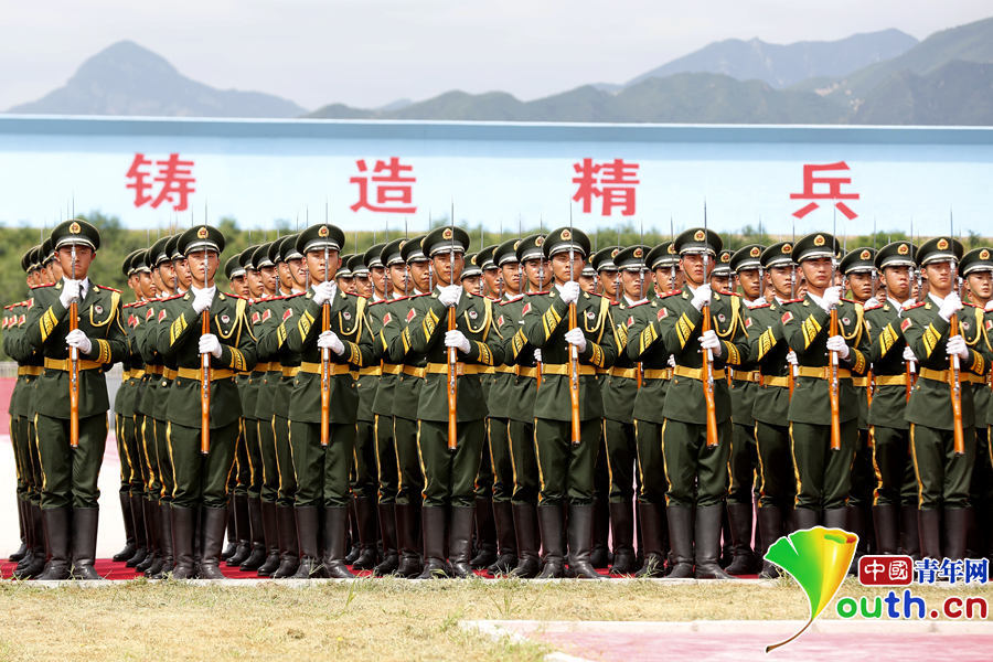 Policía armada china de la formación de la ceremonia de izamiento de bandera nacional