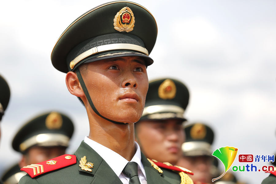 Policía armada china de la formación de la ceremonia de izamiento de bandera nacional