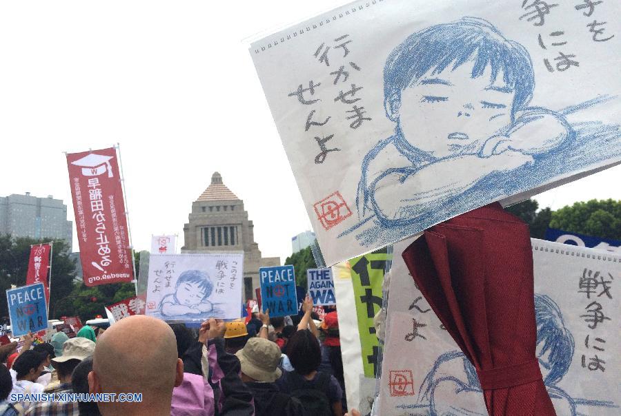 Unos 120.000 manifestantes rodean Dieta japonesa en protesta por reforma seguridad