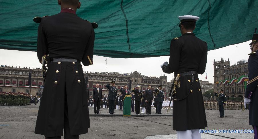 "Mosaicos monumentales" marcan desfile militar por Independencia de México