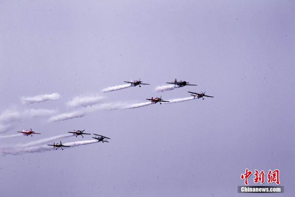 Expresidente de Lituania estrena en China un espectáculo aéreo con 8 aviones 