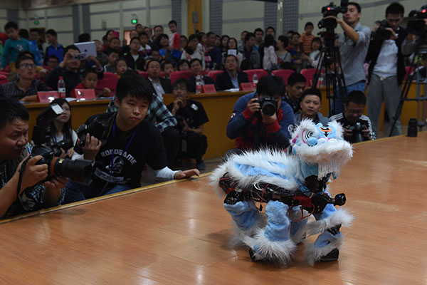 Robot de alta tecnología baila la danza del león