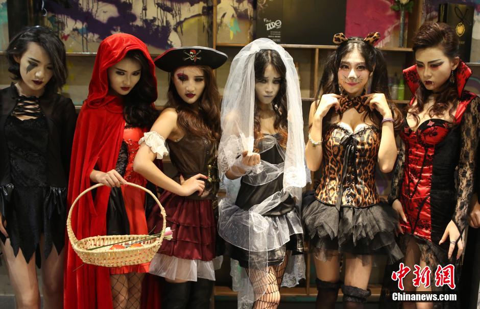 Juego vestir a chicas en Halloween