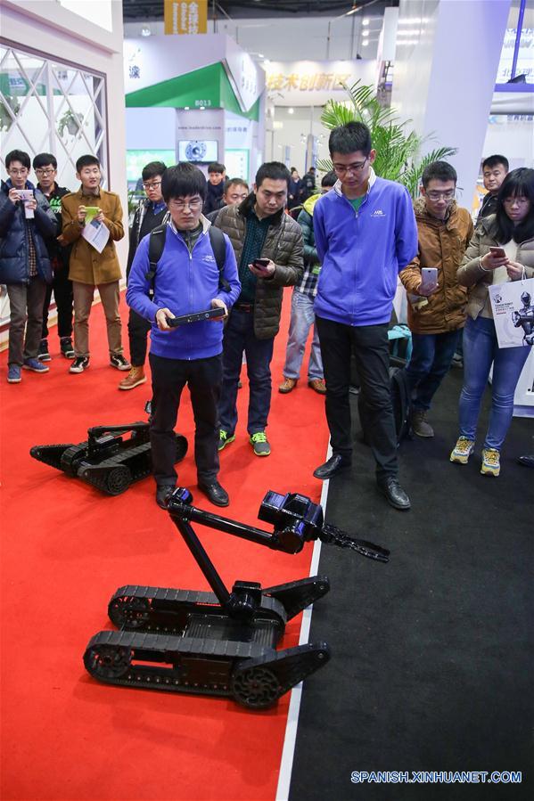 Robots antiterroristas debutan en Beijing