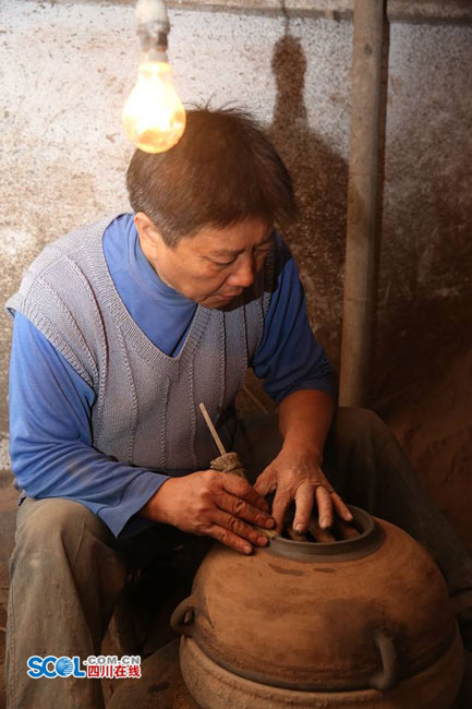 Muchos “puristas” de la olla mongola le hacen pedidos directos a Huang, confiados en su gran habilidad y conocimiento para conservar lo mejor de la tradición artesanal que demanda excelencia cuando de consumir el manjar más popular de Chinas se trata.(Foto: Scol.com.cn)